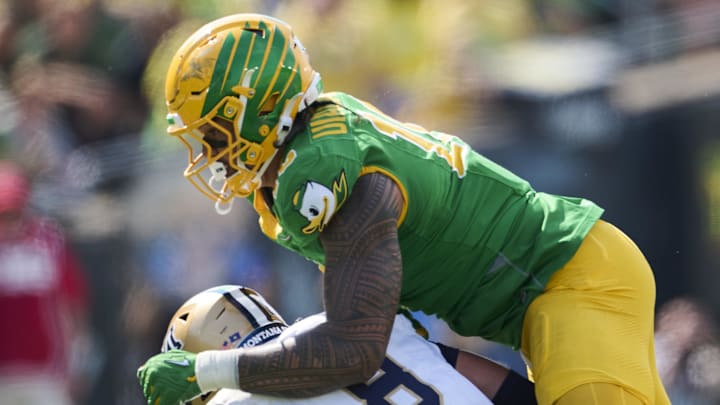 Oregon Ducks linebacker Matayo Uiagalelei (10).