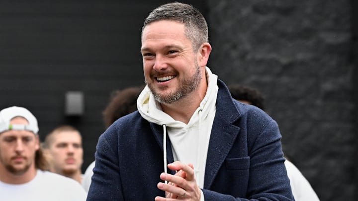 Oct 11, 2025; Eugene, Oregon, USA; Oregon Ducks head coach Dan Lanning arrives with players before the game between the Indiana Hoosiers and the Oregon Ducks at Autzen Stadium. Mandatory Credit: Troy Wayrynen-Imagn Images Oct 11, 2025; Eugene, Oregon, USA; Oregon Ducks head coach Dan Lanning arrives with players before the game between the Indiana Hoosiers and the Oregon Ducks at Autzen Stadium. Mandatory Credit: Troy Wayrynen-Imagn Images