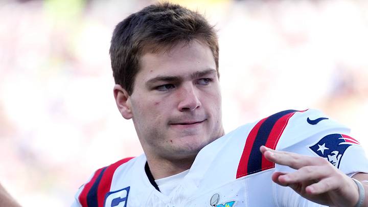 New England Patriots quarterback Drake Maye (10) warms up 