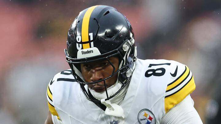 Pittsburgh Steelers tight end Jonnu Smith Pittsburgh Steelers tight end Jonnu Smith