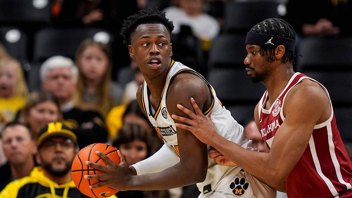 Jan 24, 2026; Columbia, Missouri, USA; Missouri Tigers forward Mark Mitchell (25) looks to pass against Oklahoma Sooners forward Mohamed Wague (5) during the second half at Mizzou Arena. Mandatory Credit: Jay Biggerstaff-Imagn Images Jan 24, 2026; Columbia, Missouri, USA; Missouri Tigers forward Mark Mitchell (25) looks to pass against Oklahoma Sooners forward Mohamed Wague (5) during the second half at Mizzou Arena. Mandatory Credit: Jay Biggerstaff-Imagn Images