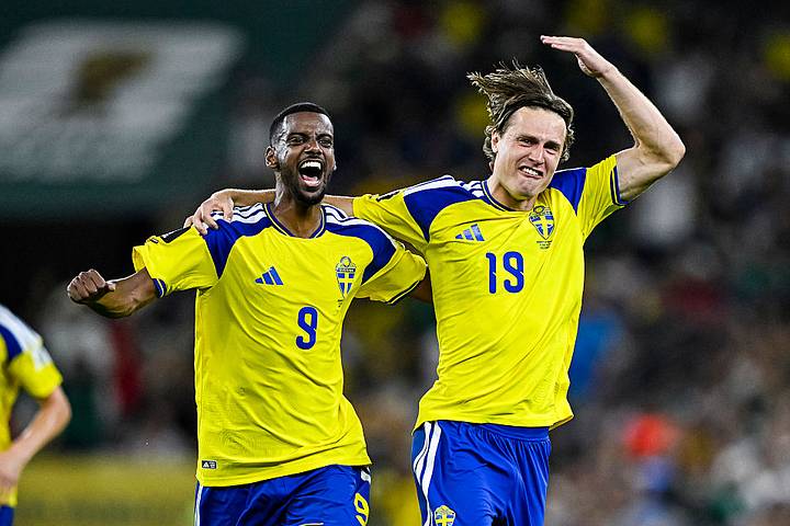 Sweden players celebrate, Alexander Isak นักเตะสวีเดนฉลองชัยพร้อมกับ อเล็กซานเดอร์ อิซัค