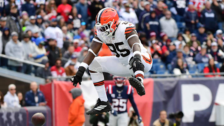 Cleveland Browns tight end David Njoku (85) celebrates making a touchdown during the fourth quarter