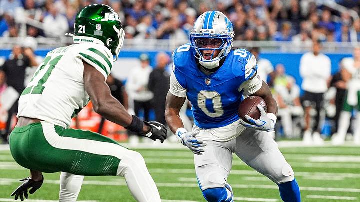 Detroit Lions running back Jahmyr Gibbs (0) runs against New York Jets cornerback Brandon Stephens (21) 