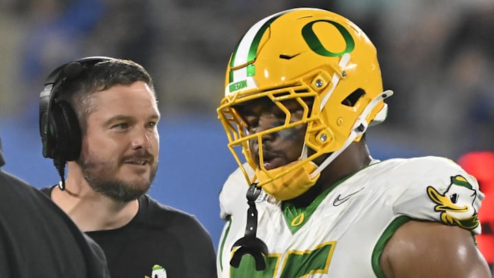 Sep 28, 2024; Pasadena, California, USA; Oregon Ducks head coach Dan Lanning talks to Oregon Ducks defensive lineman Derrick Harmon (55) during the fourth quarter at Rose Bowl. Mandatory Credit: Robert Hanashiro-Imagn Images Sep 28, 2024; Pasadena, California, USA; Oregon Ducks head coach Dan Lanning talks to Oregon Ducks defensive lineman Derrick Harmon (55) during the fourth quarter at Rose Bowl. Mandatory Credit: Robert Hanashiro-Imagn Images