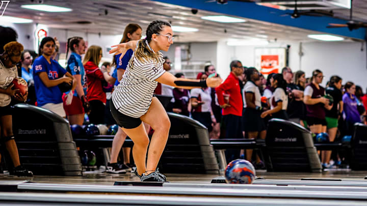 Vanderbilt's bowling team sits in sixth place headed into the final day of Storm Flyer Classic after posting a 3-2 record in Saturday's qualifying matches.