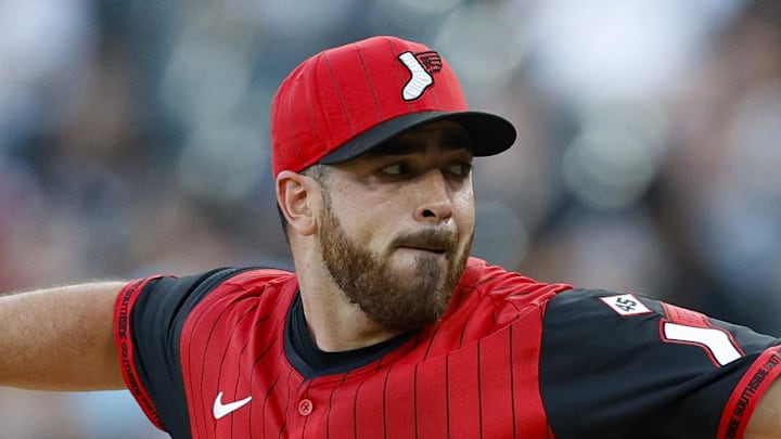 Chicago White Sox starting pitcher Aaron Civale (43) throws against the Cleveland Guardians at Rate Field. 