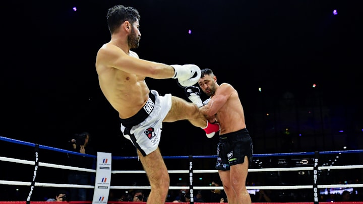 A diferencia del boxeo, el kick boxing permite también el uso de los pies para dar patadas a los oponentes
