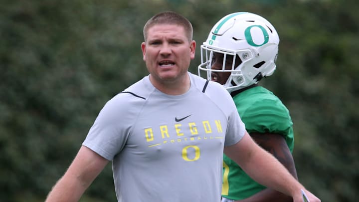 Oregon defensive coordinator Tosh Lupoi directs practice March 29, 2022.

Tosh Lupoi