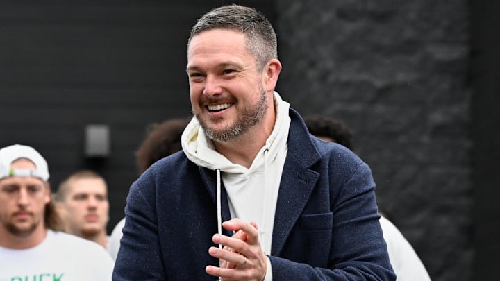Oct 11, 2025; Eugene, Oregon, USA; Oregon Ducks head coach Dan Lanning arrives with players before the game between the Indiana Hoosiers and the Oregon Ducks at Autzen Stadium. Mandatory Credit: Troy Wayrynen-Imagn Images Oct 11, 2025; Eugene, Oregon, USA; Oregon Ducks head coach Dan Lanning arrives with players before the game between the Indiana Hoosiers and the Oregon Ducks at Autzen Stadium. Mandatory Credit: Troy Wayrynen-Imagn Images
