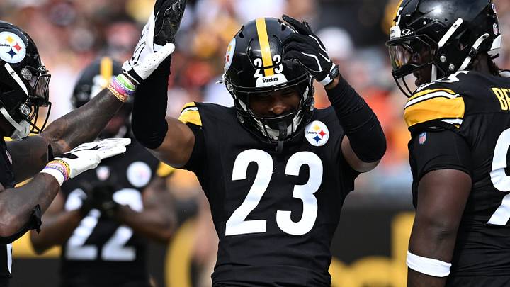 Sep 27, 2026; Pittsburgh, Pennsylvania, USA; Pittsburgh Steelers cornerback Daylen Everette (23) celebrates breaking up a pass with teammates during the second quarter against the Cincinnati Bengals at Acrisure Stadium. Mandatory Credit: Barry Reeger-Imagn Images Sep 27, 2026; Pittsburgh, Pennsylvania, USA; Pittsburgh Steelers cornerback Daylen Everette (23) celebrates breaking up a pass with teammates during the second quarter against the Cincinnati Bengals at Acrisure Stadium. Mandatory Credit: Barry Reeger-Imagn Images