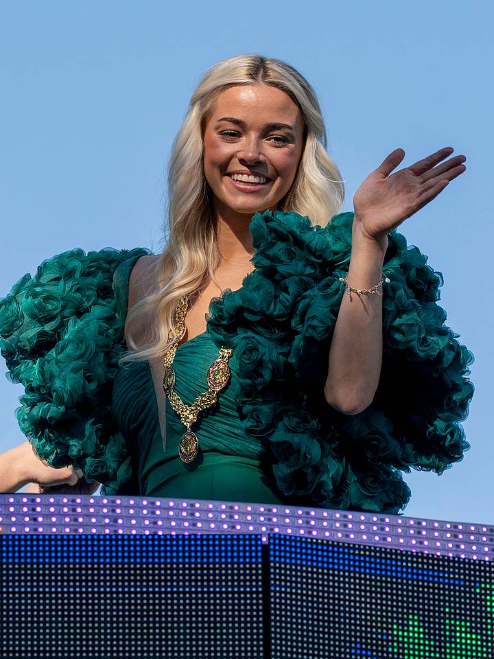 livvy dunne green dress Olivia Mesmerizes in Fitted Strapless Gown, Sparkly Mini Skirt Ahead of Mardi Gras Photoshoot Plus Size