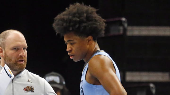 Nov 29, 2024; Memphis, Tennessee, USA; Memphis Grizzlies head coach Taylor Jenkins talks with forward Jaylen Wells (0) during the first quarter against the New Orleans Pelicans at FedExForum. Mandatory Credit: Petre Thomas-Imagn Images