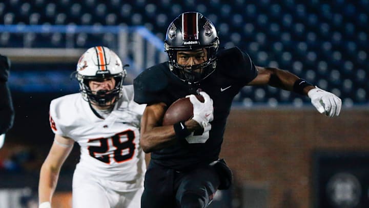 Jamarion Parker carries the ball for a touchdown during the 2023 Missouri Class 5A state championship game,