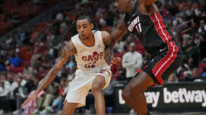 Mar 24, 2024; Miami, Florida, USA;  Cleveland Cavaliers forward Emoni Bates (21) drives past Miami Heat center Thomas Bryant (31) during the second half at Kaseya Center. Mandatory Credit: Jim Rassol-Imagn Images