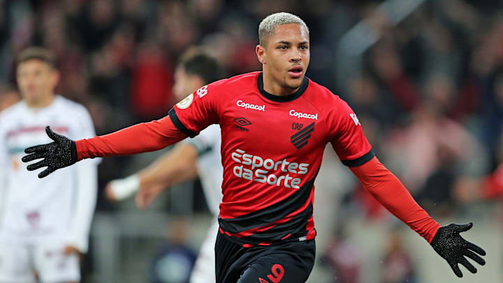 Vitor Roque é o melhor centroavante jovem do futebol brasileiro hoje