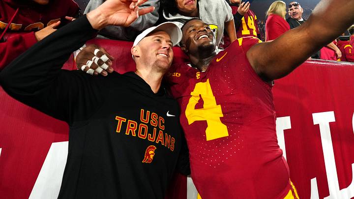 Nov 29, 2025; Los Angeles, California, USA; Southern California Trojans head coach Lincoln Riley (right) and defensive tackle Jahkeem Stewart (4) pose with fans after the game against the UCLA Bruins at United Airlines Field at Los Angeles Memorial Coliseum. Mandatory Credit: Kirby Lee-Imagn Images Nov 29, 2025; Los Angeles, California, USA; Southern California Trojans head coach Lincoln Riley (right) and defensive tackle Jahkeem Stewart (4) pose with fans after the game against the UCLA Bruins at United Airlines Field at Los Angeles Memorial Coliseum. Mandatory Credit: Kirby Lee-Imagn Images