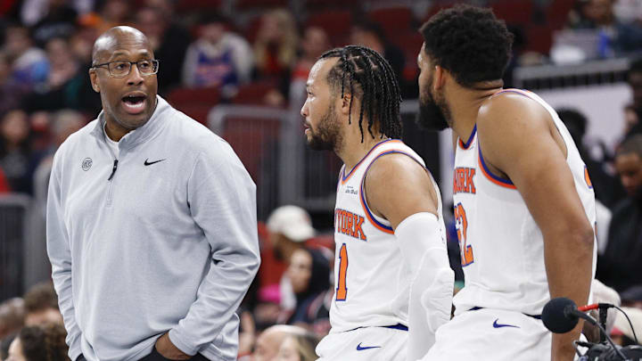 Oct 31, 2025; Chicago, Illinois, USA; New York Knicks head coach Mike Brown talks with guard Jalen Brunson (11) and center Karl-Anthony Towns (32) during the second half of an NBA game against the Chicago Bulls at United Center. Mandatory Credit: Kamil Krzaczynski-Imagn Images Oct 31, 2025; Chicago, Illinois, USA; New York Knicks head coach Mike Brown talks with guard Jalen Brunson (11) and center Karl-Anthony Towns (32) during the second half of an NBA game against the Chicago Bulls at United Center. Mandatory Credit: Kamil Krzaczynski-Imagn Images