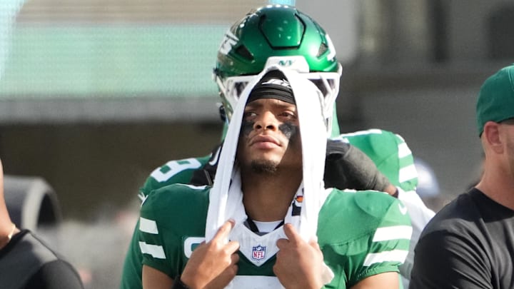 The Jets may bench Justin Fields in Week 8, but coach Aaron Glenn hasn't decided yet.
