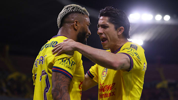 Alan Cervantes felicita al uruguayo Rodrigo Aguirre, quien logró un doblete ante el Atlas Alan Cervantes felicita al uruguayo Rodrigo Aguirre, quien logró un doblete ante el Atlas