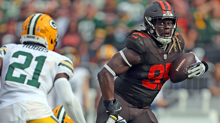 Cleveland Browns tight end David Njoku (85) picks up enough yards to get the Browns in field goal range during the second half of an NFL football game against the Green Bay Packers at Huntington Bank Field, Sept. 21, 2025, in Cleveland, Ohio.