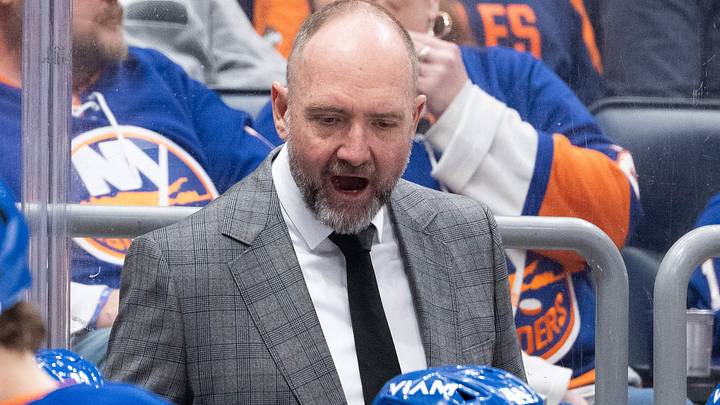 Apr 12, 2026; Elmont, New York, USA; New York Islanders head coach Peter DeBoer speaks to his team prior to their game against the Montréal Canadiens at UBS Arena. Mandatory Credit: Alexander Wohl-Imagn Images Apr 12, 2026; Elmont, New York, USA; New York Islanders head coach Peter DeBoer speaks to his team prior to their game against the Montréal Canadiens at UBS Arena. Mandatory Credit: Alexander Wohl-Imagn Images