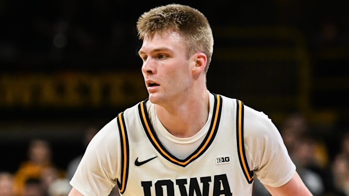 Hawkeyes vs. Trojans