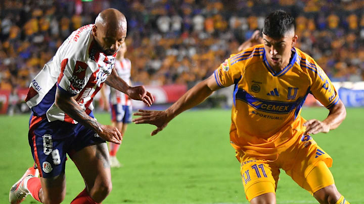 El brasileño Joao Pedro y el argentino Juan Brunetta durante el Apertura 2025