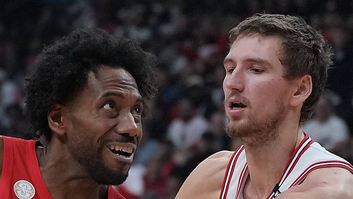 Toronto Raptors forward Kawhi Leonard drives to the basket against Chicago Bulls forward Matas Buzelis.