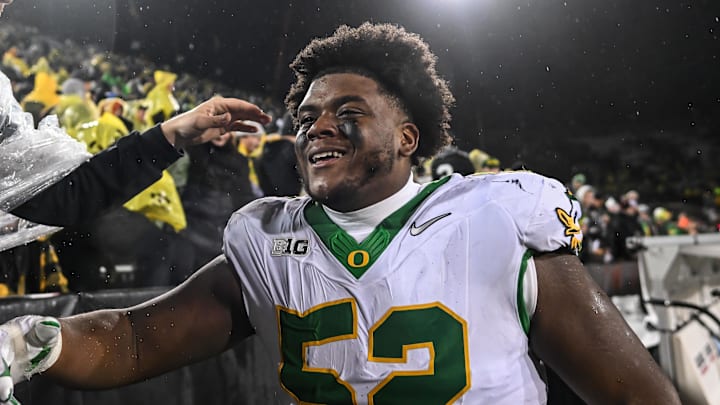 Nov 8, 2025; Iowa City, Iowa, USA; Oregon Ducks defensive lineman A'Mauri Washington (52) reacts with fans after the game against the Iowa Hawkeyes at Kinnick Stadium. Mandatory Credit: Jeffrey Becker-Imagn Images Nov 8, 2025; Iowa City, Iowa, USA; Oregon Ducks defensive lineman A'Mauri Washington (52) reacts with fans after the game against the Iowa Hawkeyes at Kinnick Stadium. Mandatory Credit: Jeffrey Becker-Imagn Images