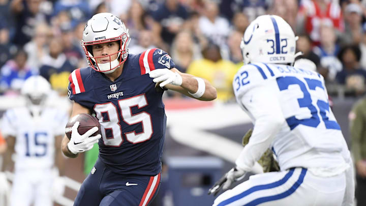 Nov 6, 2022; Foxborough, Massachusetts, USA; New England Patriots tight end Hunter Henry (85) runs with the ball between Indianapolis Colts safety Rodney McLeod (26) and safety Julian Blackmon (32) during the second half at Gillette Stadium. Mandatory Credit: Bob DeChiara-Imagn Images Nov 6, 2022; Foxborough, Massachusetts, USA; New England Patriots tight end Hunter Henry (85) runs with the ball between Indianapolis Colts safety Rodney McLeod (26) and safety Julian Blackmon (32) during the second half at Gillette Stadium. Mandatory Credit: Bob DeChiara-Imagn Images