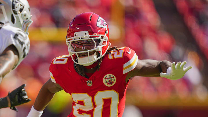 Oct 19, 2025; Kansas City, Missouri, USA; Kansas City Chiefs cornerback Nohl Williams (20) defends Las Vegas Raiders cornerback Decamerion Richardson (25) during the second half at GEHA Field at Arrowhead Stadium. Mandatory Credit: Jay Biggerstaff-Imagn Images