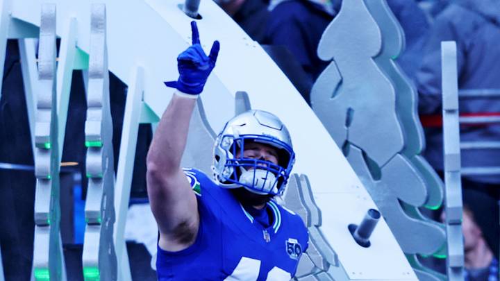 Seattle Seahawks fullback Robbie Ouzts warms up before the game against the Minnesota Vikings Seattle Seahawks fullback Robbie Ouzts warms up before the game against the Minnesota Vikings