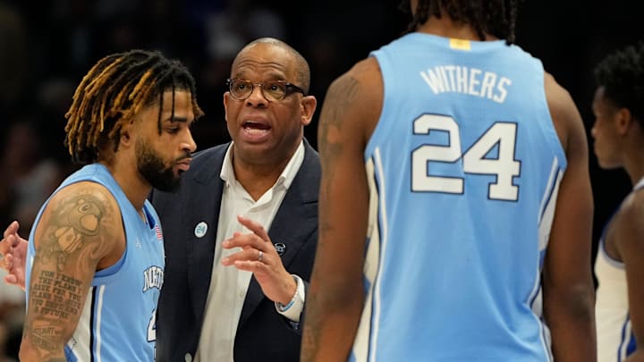 Mar 14, 2025; Charlotte, NC, USA; North Carolina Tar Heels head coach Hubert Davis talks with guard RJ Davis (4) as forward Jae'Lyn Withers (24) looks on in the second half at Spectrum Center. Mar 14, 2025; Charlotte, NC, USA; North Carolina Tar Heels head coach Hubert Davis talks with guard RJ Davis (4) as forward Jae'Lyn Withers (24) looks on in the second half at Spectrum Center.