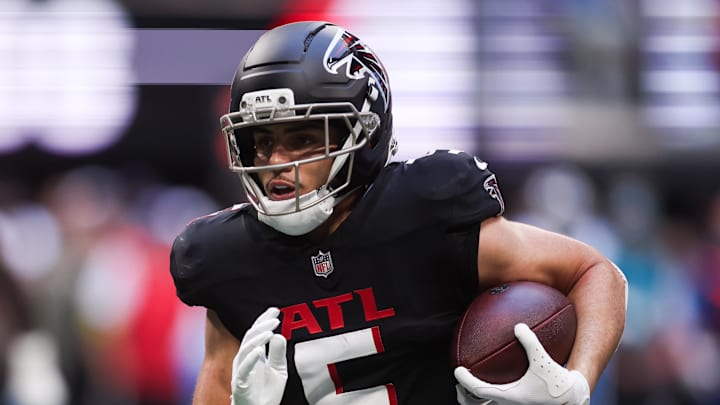 Nov 16, 2025; Atlanta, Georgia, USA; Atlanta Falcons wide receiver Drake London (5) runs the ball in the first quarter against the Carolina Panthers at Mercedes-Benz Stadium. Mandatory Credit: Brett Davis-Imagn Images