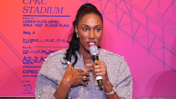 Nov 22, 2024; Kansas City, Missouri, USA; Former NBA player and olympic athlete Lisa Leslie speaks during a DEI Summit ahead of the 2024 NWSL Championship match at Union Station. Mandatory Credit: Denny Medley-Imagn Images Nov 22, 2024; Kansas City, Missouri, USA; Former NBA player and olympic athlete Lisa Leslie speaks during a DEI Summit ahead of the 2024 NWSL Championship match at Union Station. Mandatory Credit: Denny Medley-Imagn Images