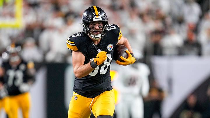 Pittsburgh Steelers tight end Pat Freiermuth (88) catches a wide open pass for a go-ahead touchdown in the fourth quarter of the NFL Week 7 game between the Cincinnati Bengals and the Pittsburgh Steelers at Paycor Stadium in downtown Cincinnati on Thursday, Oct. 16, 2025. The Bengals won, 33-31. Pittsburgh Steelers tight end Pat Freiermuth (88) catches a wide open pass for a go-ahead touchdown in the fourth quarter of the NFL Week 7 game between the Cincinnati Bengals and the Pittsburgh Steelers at Paycor Stadium in downtown Cincinnati on Thursday, Oct. 16, 2025. The Bengals won, 33-31.
