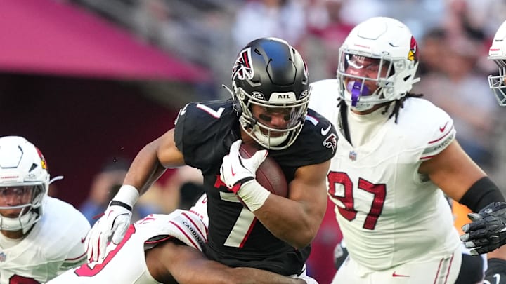 Dec 21, 2025; Glendale, Arizona, USA; Atlanta Falcons running back Bijan Robinson (7) carries the ball against the Arizona Cardinals during the first half at State Farm Stadium. Mandatory Credit: Joe Camporeale-Imagn Images