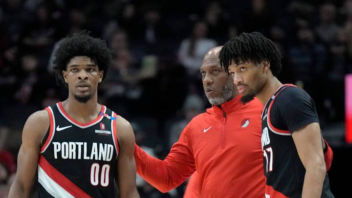 Portland Trail Blazers head coach Chauncey Billups talks to Scoot Henderson (00) and Shaedon Sharpe (17) Portland Trail Blazers head coach Chauncey Billups talks to Scoot Henderson (00) and Shaedon Sharpe (17)