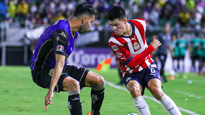 Néstor Vidrio del Mazatlán y Pável Pérez de las Chivas durante el Torneo Apertura 2022 de la Liga MX.