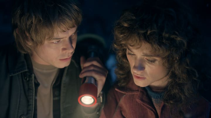  (L to R) Charlie Heaton as Jonathan Byers and Natalia Dyer as Nancy Wheeler in Stranger Things 5
