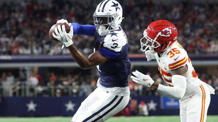 Dallas Cowboys wide receiver George Pickens catches a pass against Kansas City Chiefs cornerback Jaylen Watson.