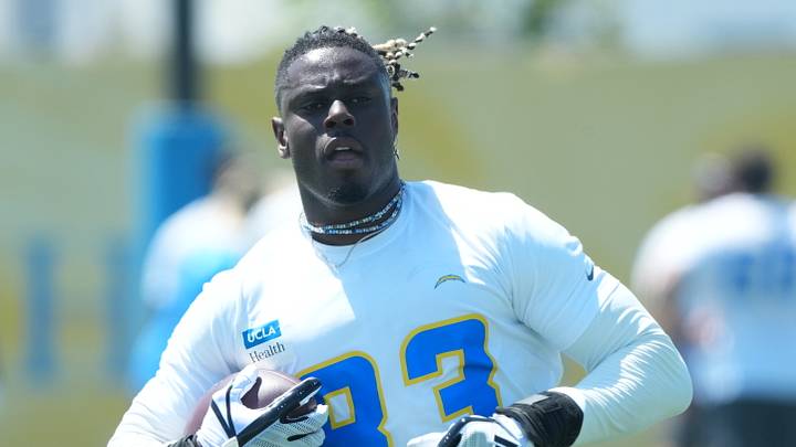 May 19, 2026; El Segundo, CA, USA; Los Angeles Chargers tight end David Njoku (83) carries the ball during offseason workouts at The Bolt. Mandatory Credit: Kirby Lee-Imagn Images