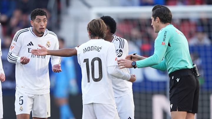 Jude Bellingham y sus compañeros del Real Madrid discutiendo con el árbitro José Luis Munuera Montero