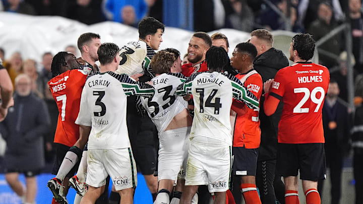 Sunderland and Luton players after the game