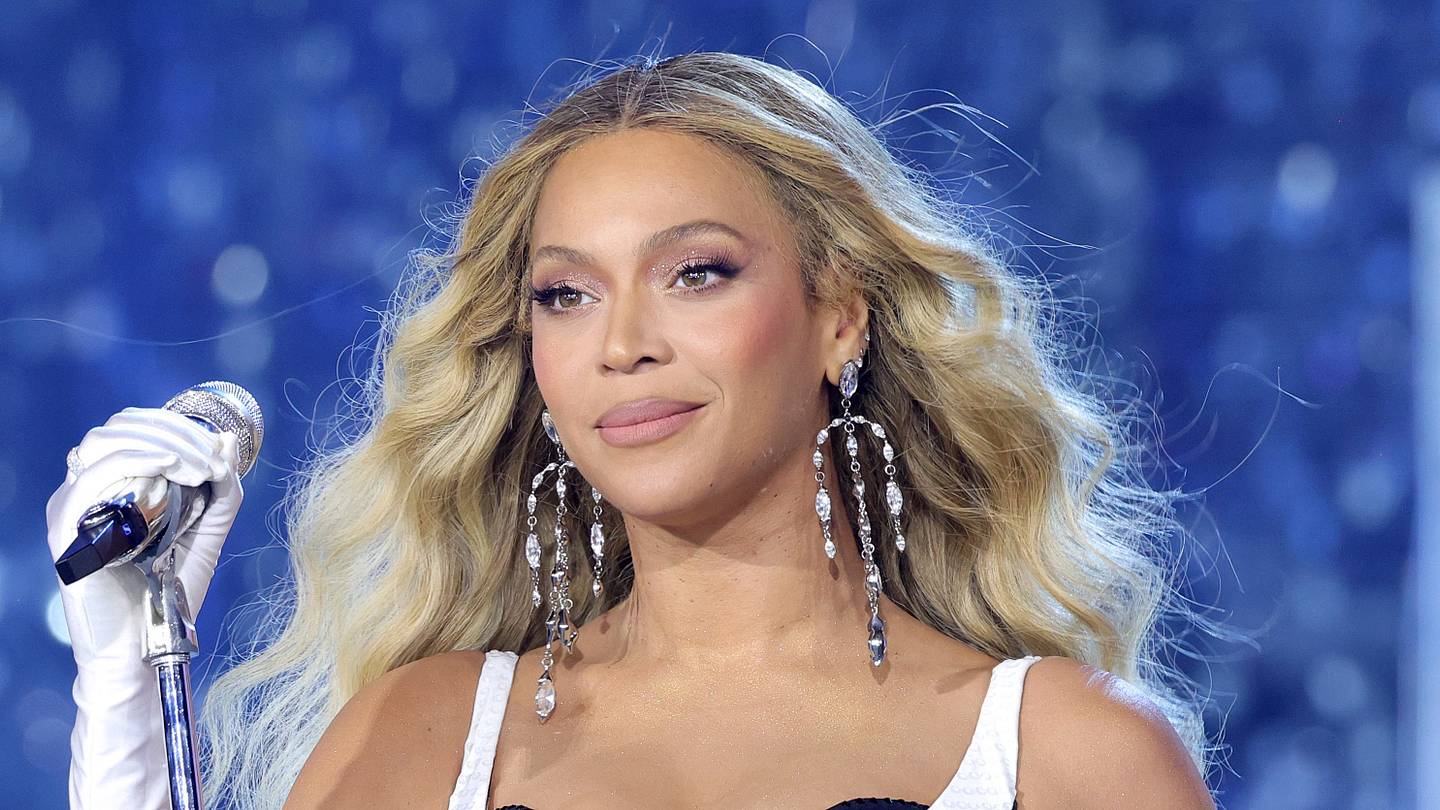 Beyoncé Debuts White Blonde Hairdo, Rocks White Set to Match
