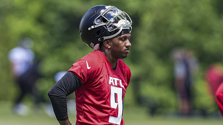 Michael Penix Jr. signs his rookie contract with the Atlanta Falcons