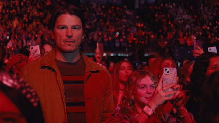 (L-r) JOSH HARTNETT as Cooper and ARIEL DONOGHUE as Riley in Warner Bros. Pictures’ crime drama thriller “TRAP,” a Warner Bros. Pictures release.