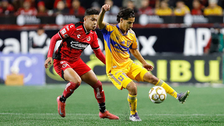 Jesús Vega de Xolos marca a Diego Laínez de Tigres