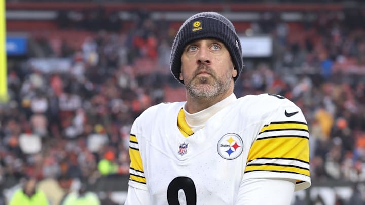 Pittsburgh Steelers quarterback Aaron Rodgers (8)